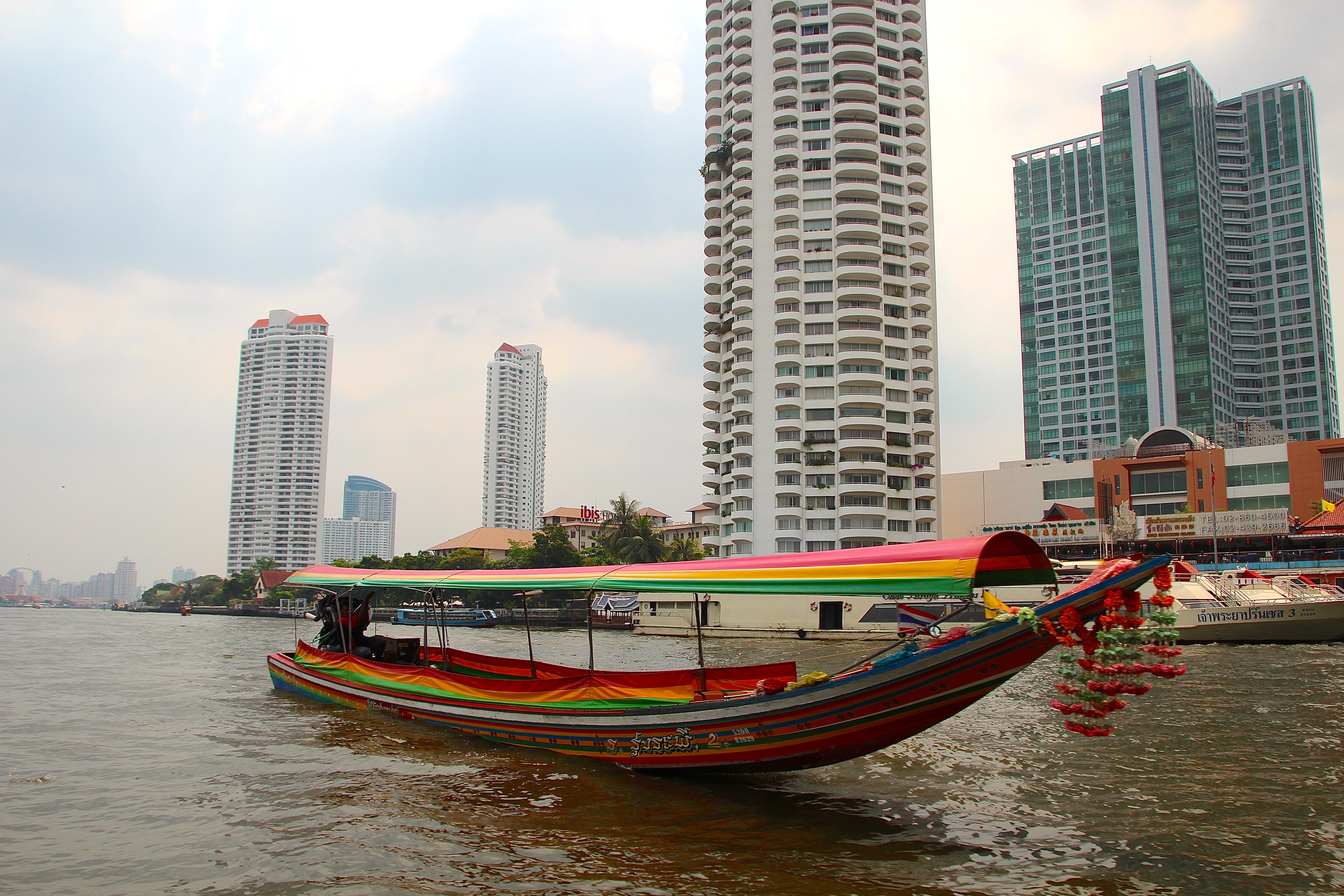 Какая река в бангкоке. Чао Прайя Бангкок. Река Чао Прайя. Река Чаопрайя в Бангкоке. Бангкок река Чао Прайя местная лодка.
